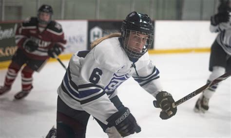 Women’s hockey: St. Thomas hangs with No. 1 Wisconsin before falling 5-3